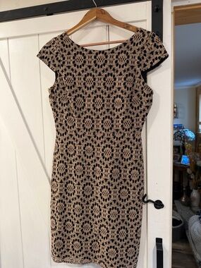 Tommy Hilfiger beautiful Beige & Black Cap-Sleeve Midi Sheath Dress. Size 4